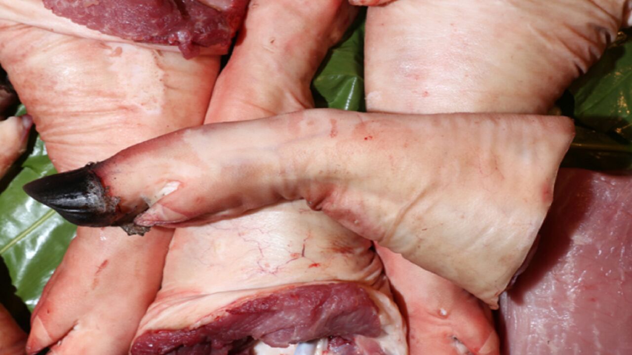 在买猪腿肉时,到底是挑前腿还是后腿?看看肉贩子怎么说