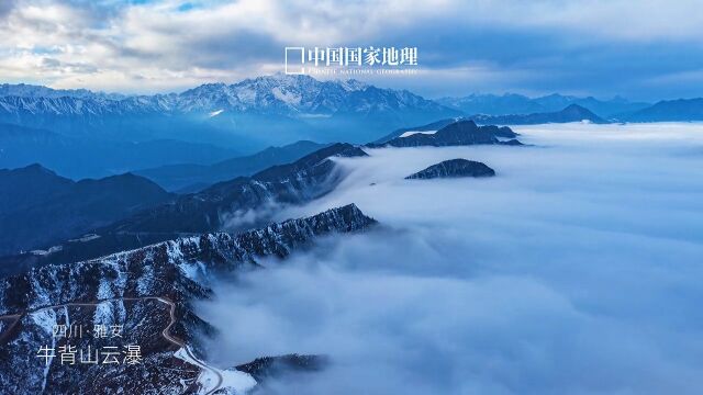 四川ⷮŠ牛背山凝望着眼前的风景,与群山耳语,内心安宁明净却又饱满.牛背山位于四川省雅安市荥经县境内与泸定县交界