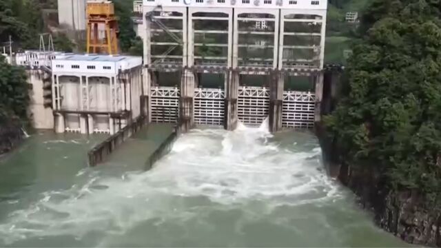 重庆黔江应对强降雨天气,多座水电站泄洪腾库