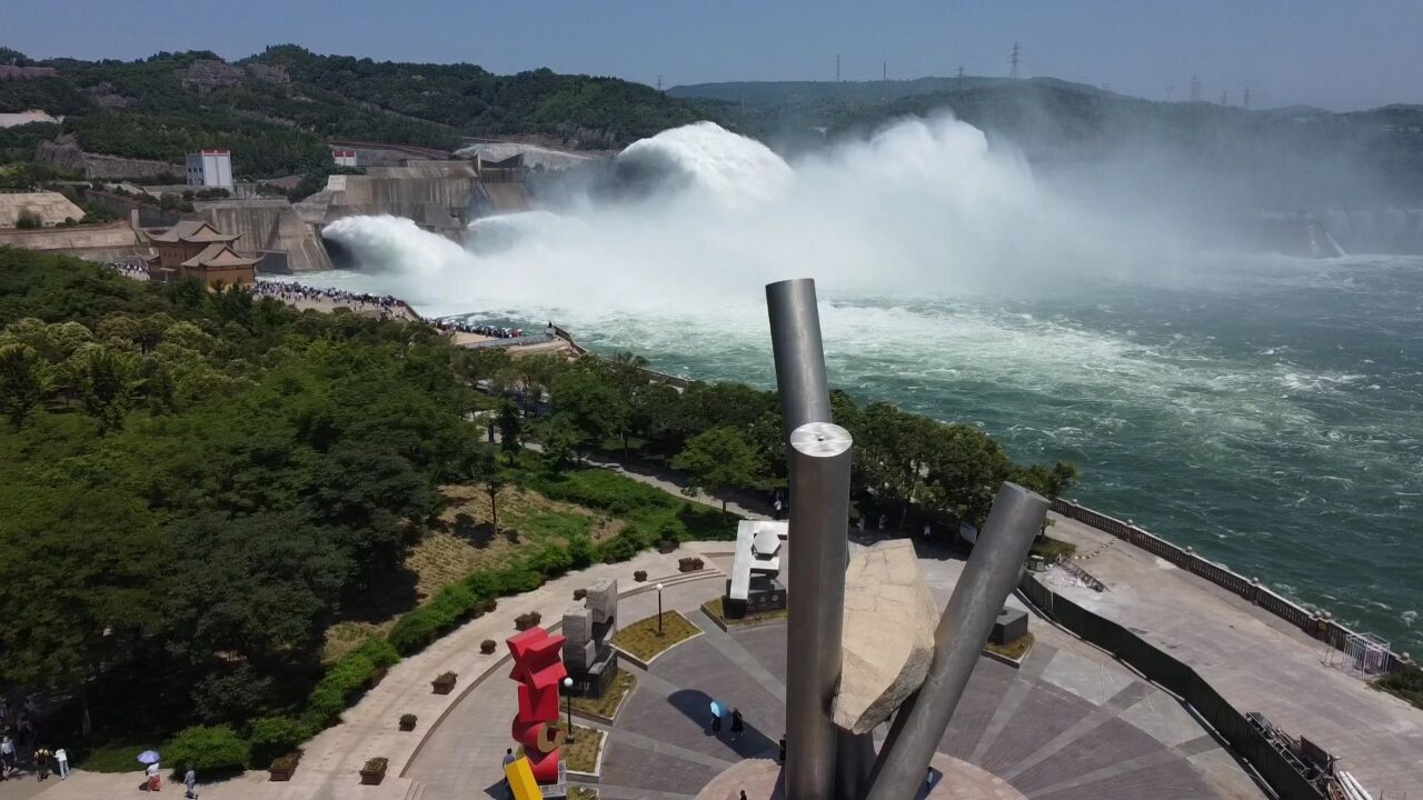 河南小浪底泄洪出水口,场面无法描述,游客真多