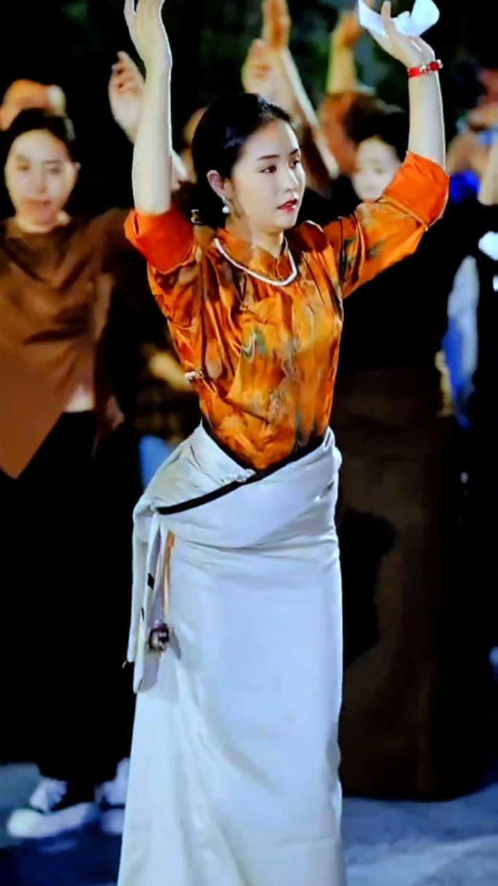 锅庄舞皇后雍吉最新舞蹈