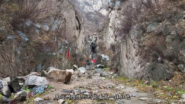 山西的大山深处惊现一尊滴水观音 身披红色披风 瀑布流水不断