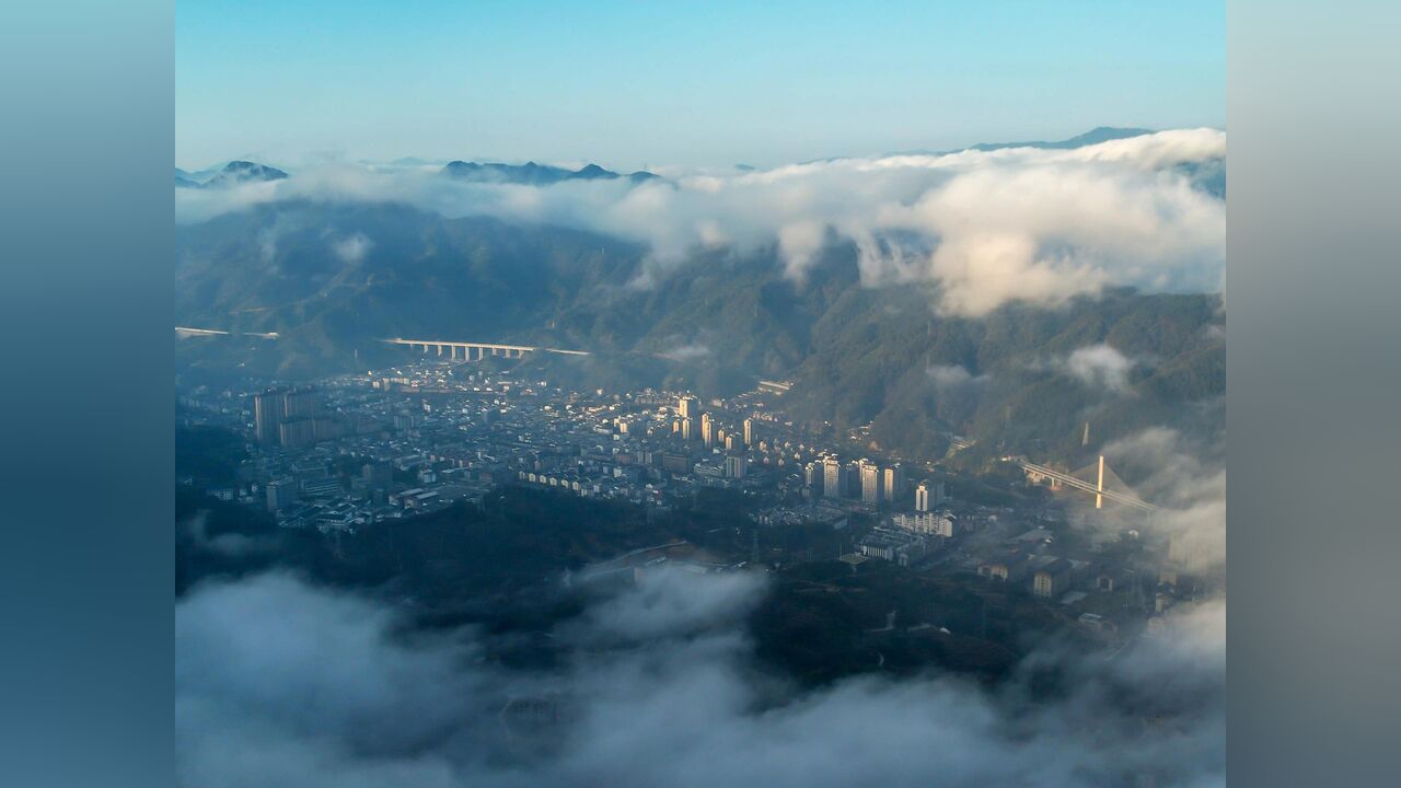美如仙境!空中俯瞰云雾缭绕中的丽水景宁县城