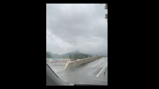 夏雨淅沥,山色朦胧