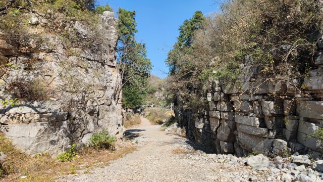 探访太行山百年古村长岭村,穿越窄门峡谷到窄门