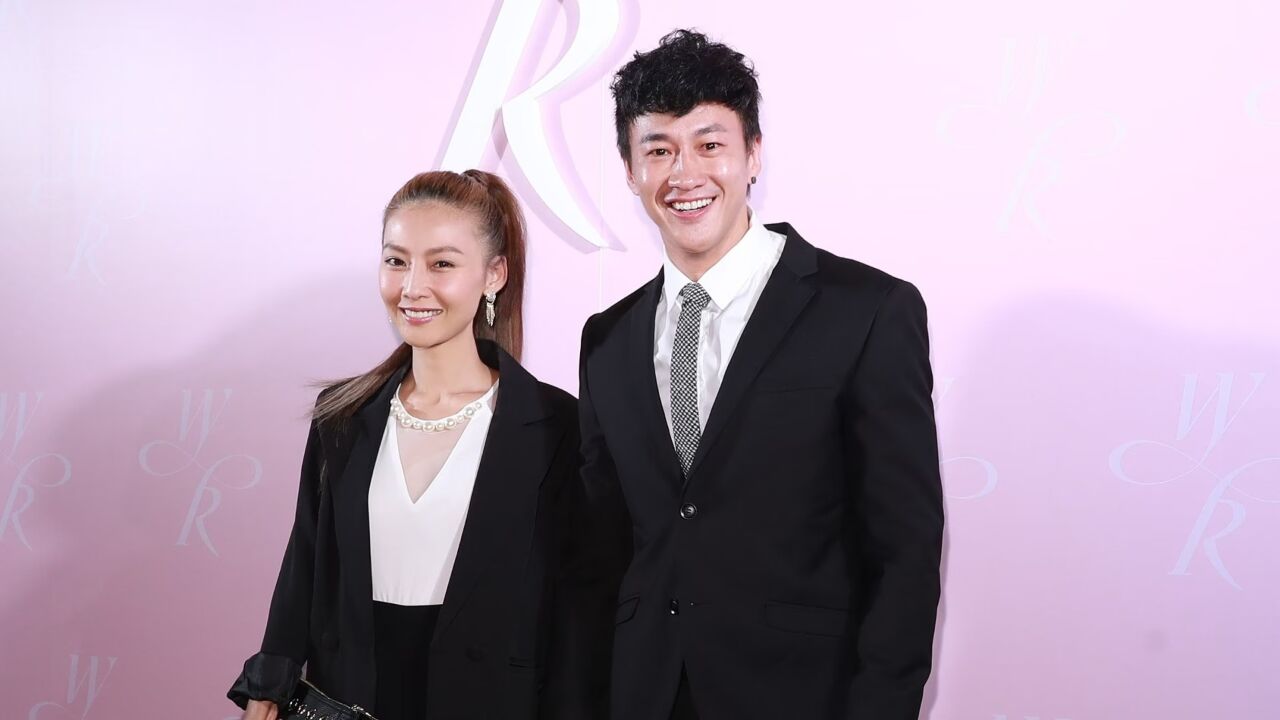 何润东和老婆团聚,结束16年异地生活,女方手受伤一度无法自理