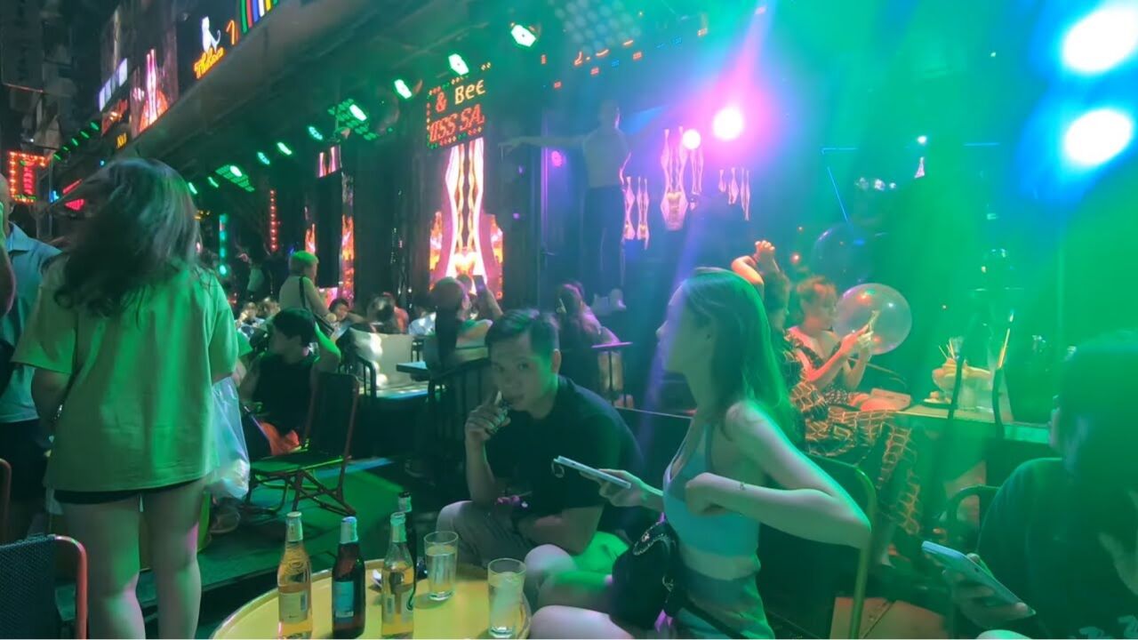 胡志明市最热闹的酒吧街,捕捉精彩夜景,感受最接地气的夜生活魅力_腾讯视频