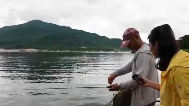 远近闻名的避暑胜地“松花湖”,不仅有美食美景,还能体验到钓鱼的快乐