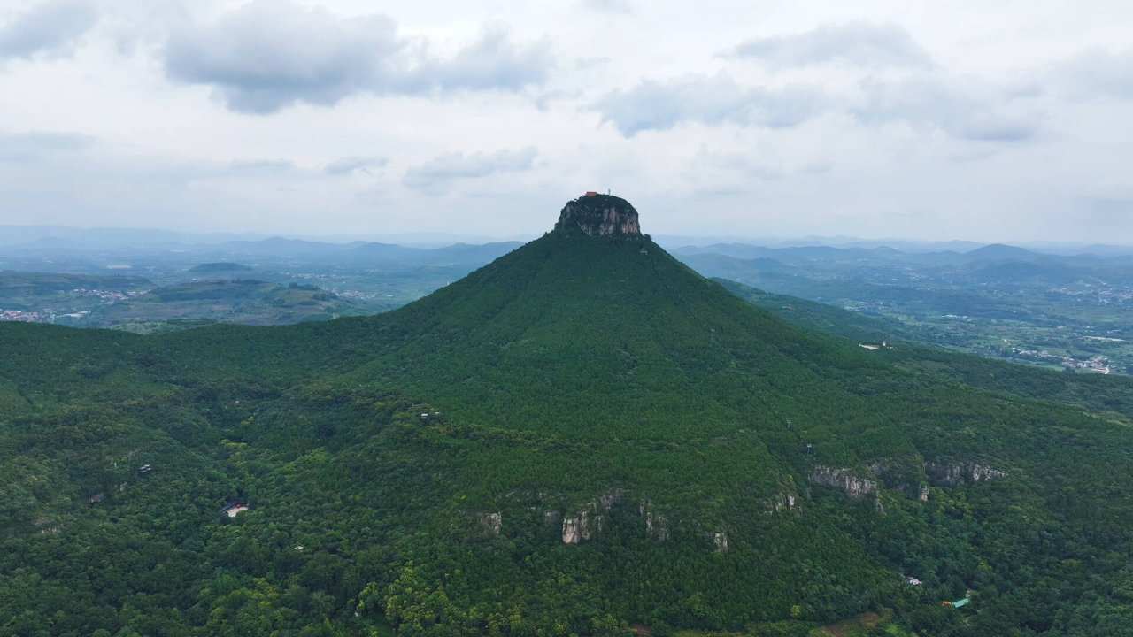 枣庄抱犊崮雨后云雾起 宛若秀美画卷