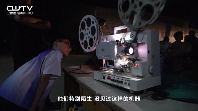 老式露天电影放映 重温胶片中的岁月流金