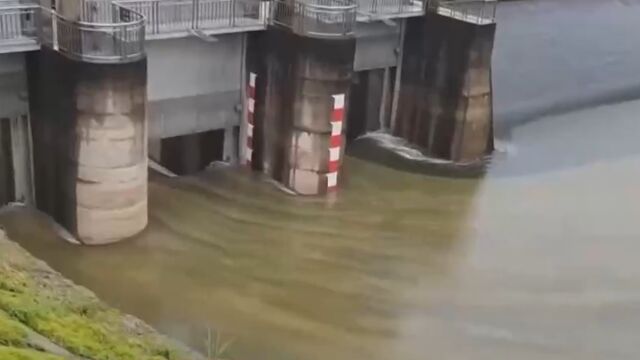 重庆奉节暴雨致多条河流涨水,黄井水库腾库泄洪