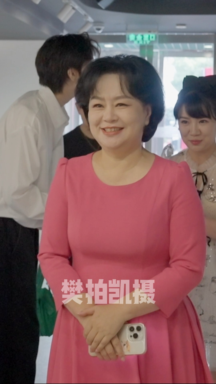 80后共同的 #鞠萍姐姐 ,小时候看过电视的应该都认识