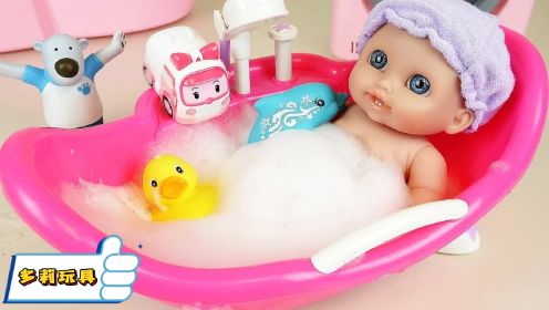 趣味玩具：多莉帮弟弟妹妹们洗澡，两个乖宝宝非常开心听话哦！