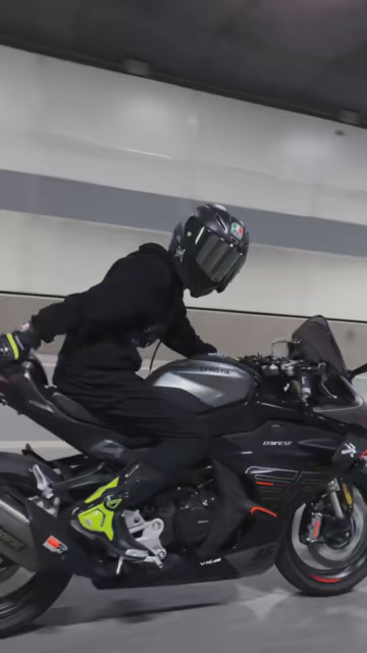 与其羡慕别人 不如欣赏自己 #机车 #春风450sr #机车男孩