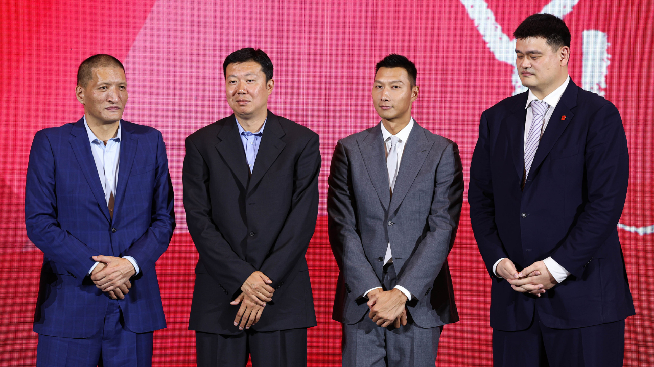 姚明王治郅易建联互让c位 姚明站最靠边