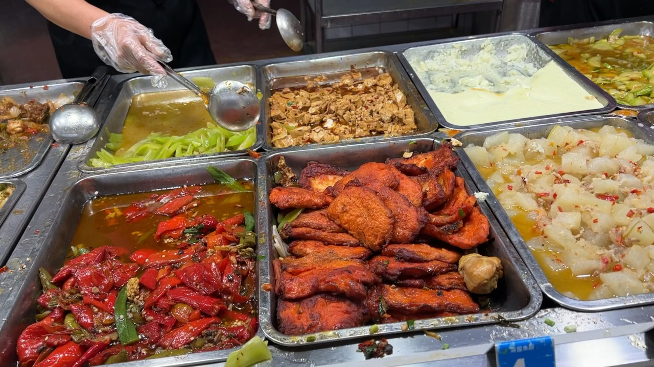富士康:工厂沉浸式干饭,花了半个小时加班费在食堂吃顿饭