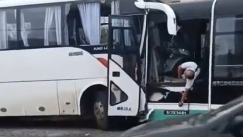 武汉903路公交车突发交通意外，造成2死3伤，官方曾称是小事故