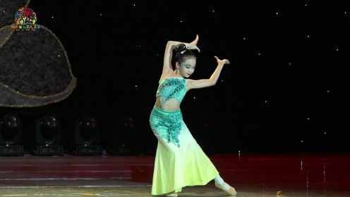 少儿独舞《灵》是一支傣族舞，小演员们的傣族舞蹈风格浓郁，特点突出，感情内在而含蓄，多用肢体动作，富有表现力，身体和手臂形成丰富多彩的三道弯造型，表现非常棒！