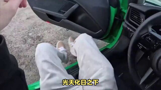 杭州开保时捷男子暴力拖拽女子幼儿