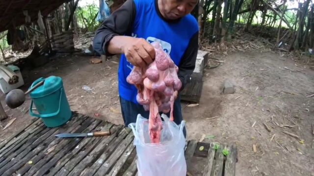 泰国人的疯狂美食《牛胎盘疙瘩肉》烹饪手法感觉和印度菜有得一拼