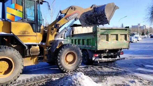 拉网清理道路黑冰积雪 守好道路恢复最后一班岗