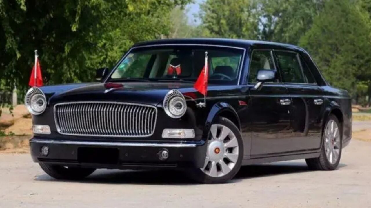 山东一辆红旗l5上高速火了,车牌让人敬畏,宾利见了都要低头!