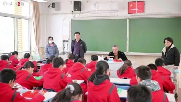 不吃盒饭了!“预制菜”风波后,上海有学校改吃“自助餐”...有无推广可能?记者走访→