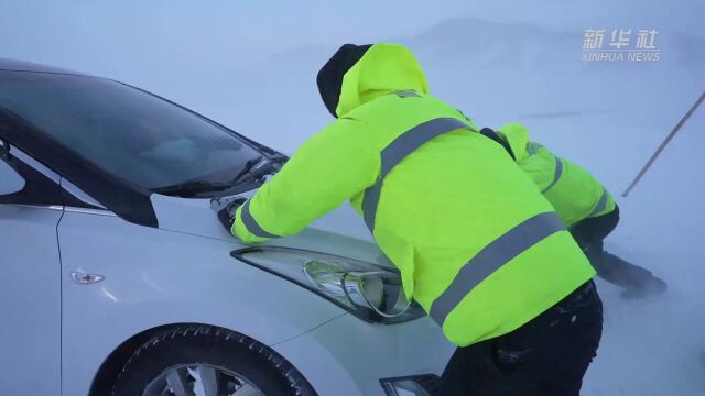 新疆吉木乃县出现风吹雪天气 多部门积极应对