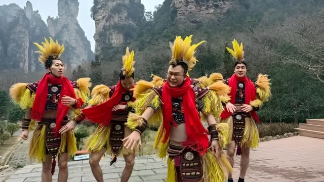 张家界太拼了!武陵源区文旅局长身披稻草跳“科目三”激情揽客