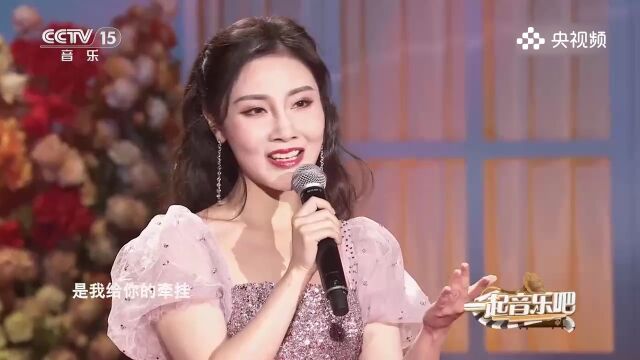 美女演唱《送你一朵小花花》,一开口,就让人潸然泪下