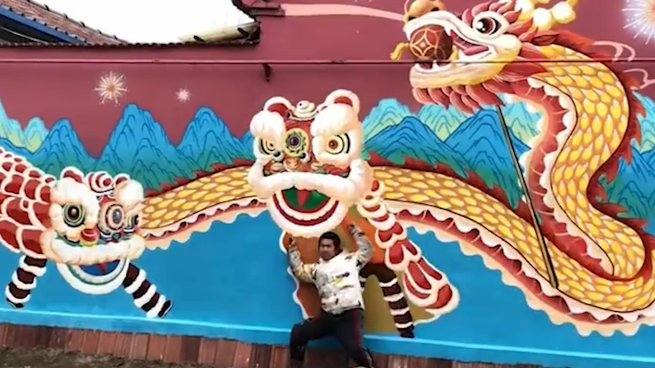 90后小伙在村里画12米长舞龙墙绘:想给村民增加喜庆的气氛