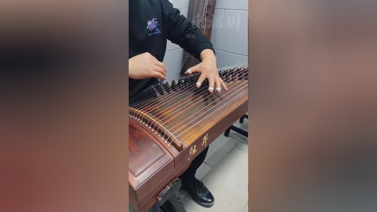 坤哥古筝曲《我的祖国》,古筝版祖国的声音,熟悉的感觉扑面而来