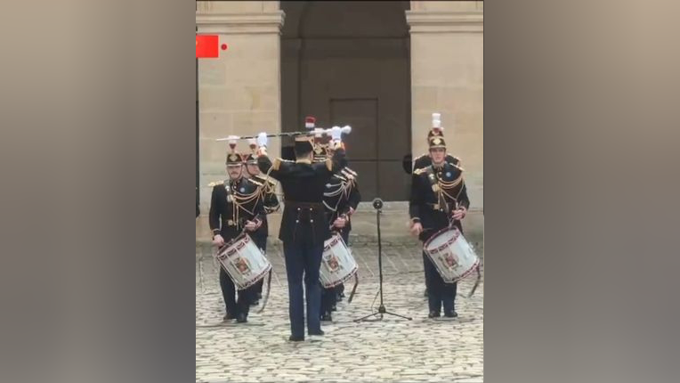 目前,法兰西共和国卫队和陆海空三军仪仗队已入场.