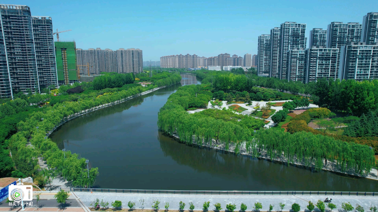 郑州须水河滨河公园景色如画,绿意盎然,是人们休闲放松的好去处