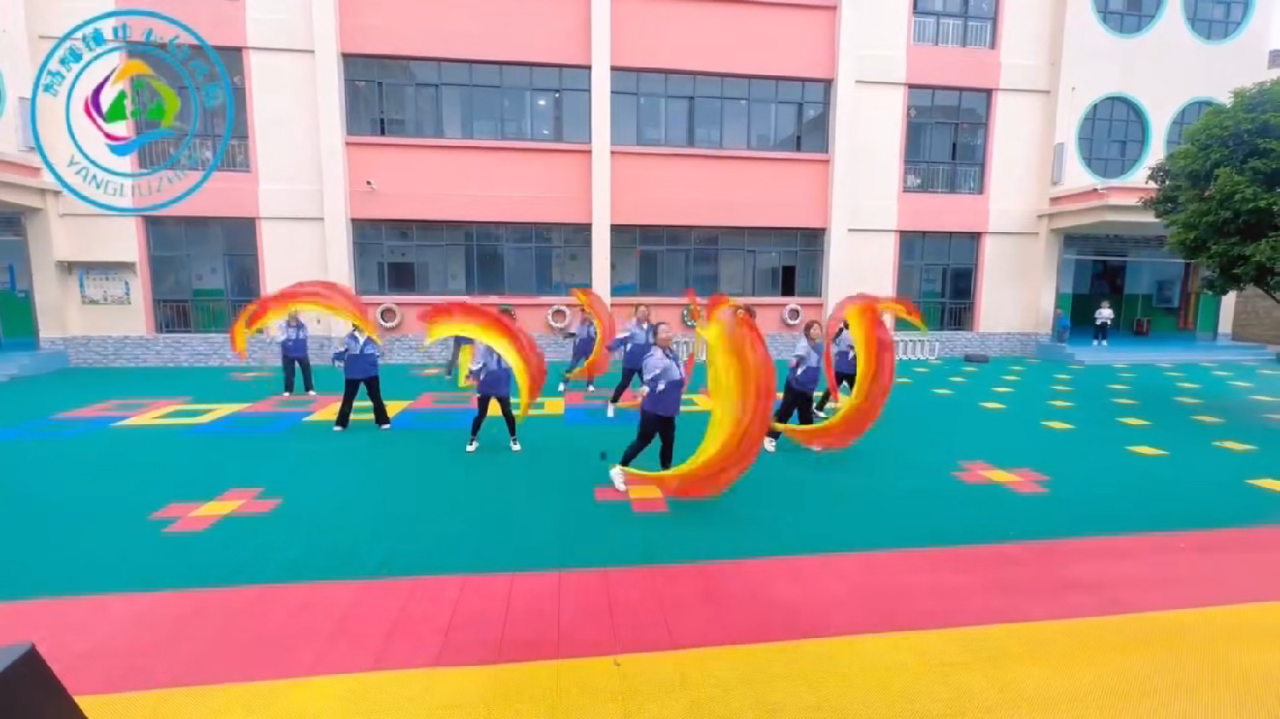 云南省曲靖市宣威杨柳镇中心幼儿园风采纵览 教职员工舞动彩绸风姿