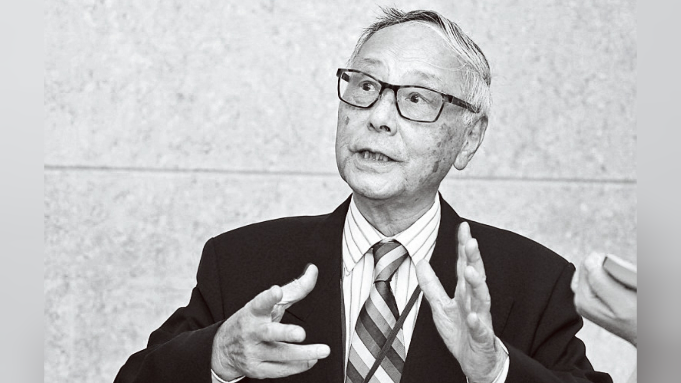 1986年,香港总督尤德爵士逝世,卫奕信顶替他的位置