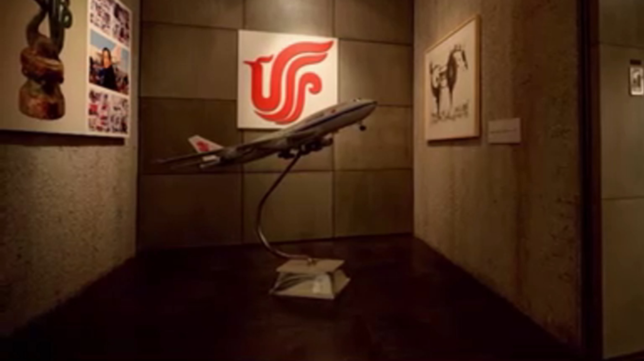 中国国际航空公司航徽标志,采用喜庆的中国红,生动勾勒出火凤凰的轮廓