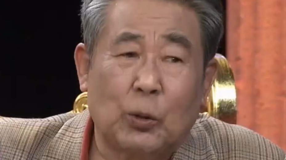 李文启分享趣事,公园老头围这坑绕圈,真实原因逗笑全场