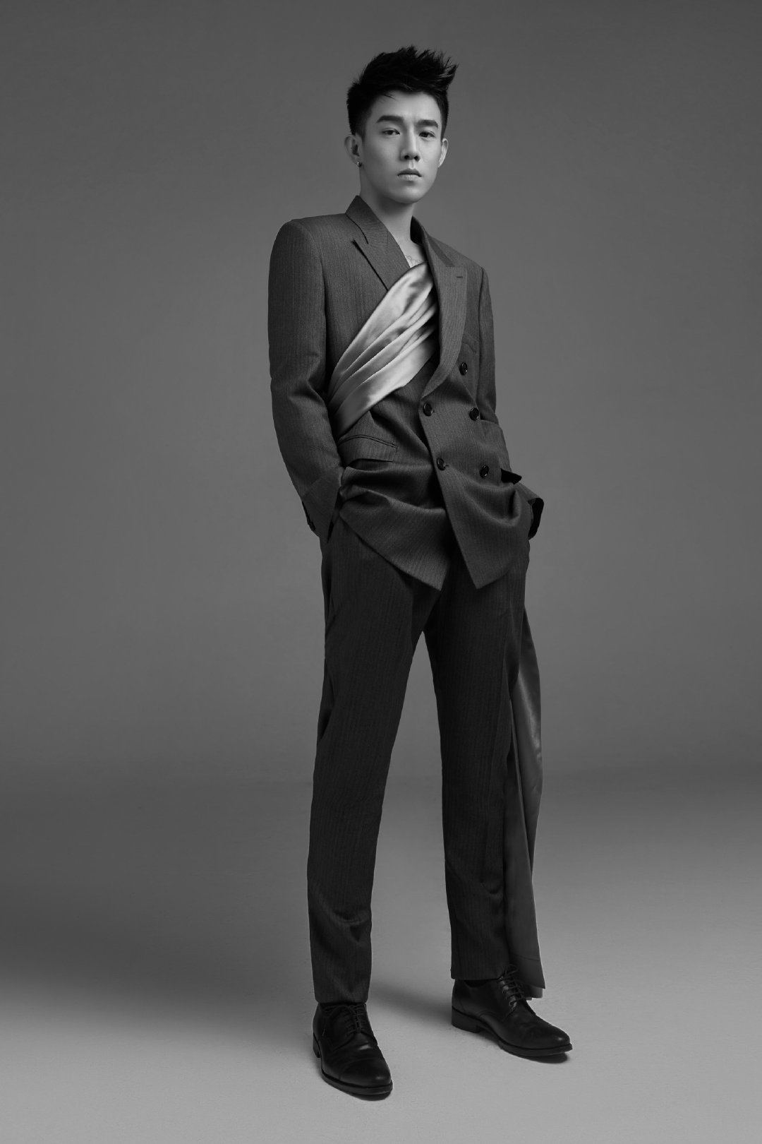 朱戬糟糕陛下心动了##三更时分柳树前# 风雨中与你同行