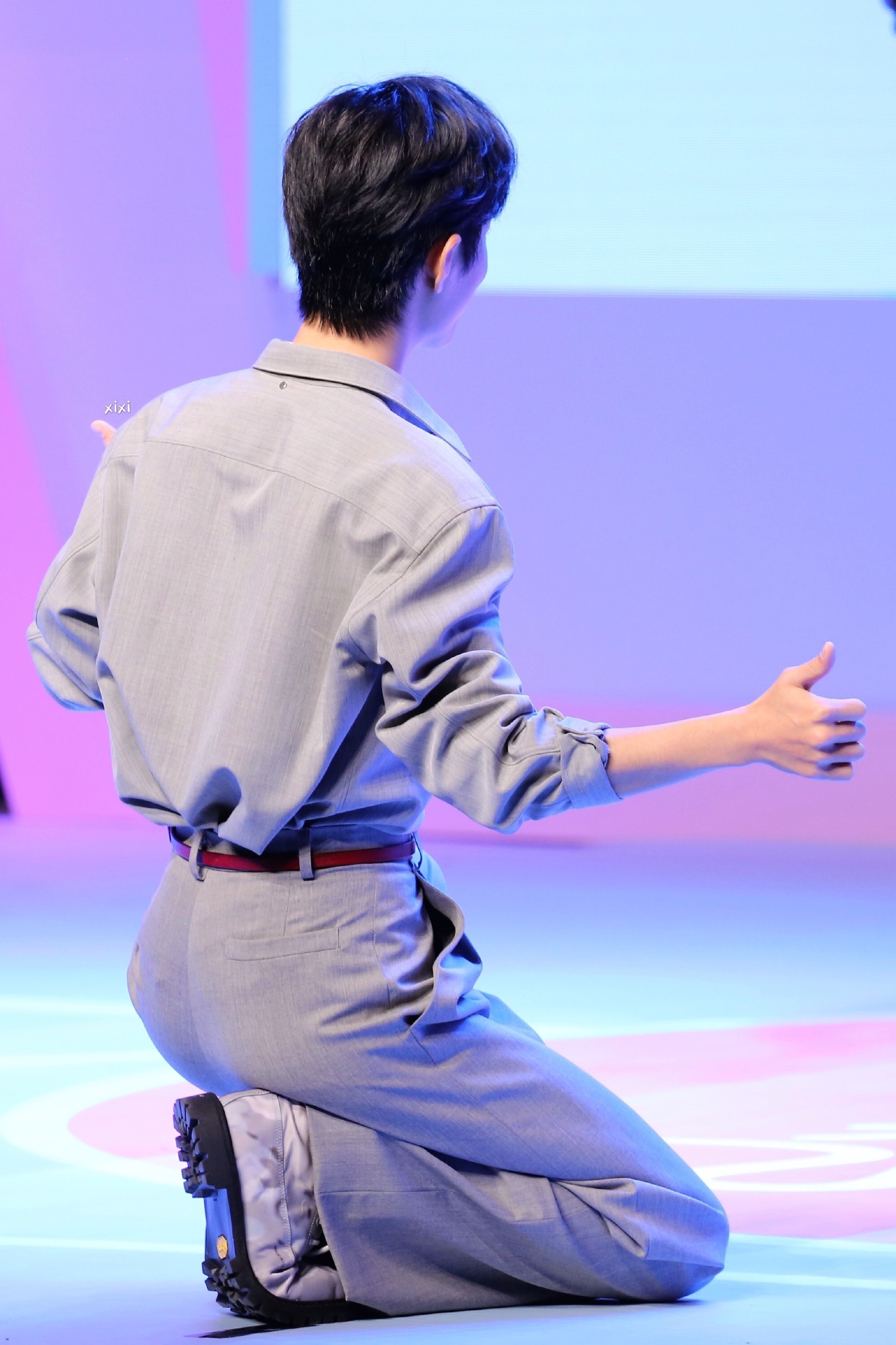 肖战背影虽然很有型但是不想再看以后都要看到灿烂的笑脸