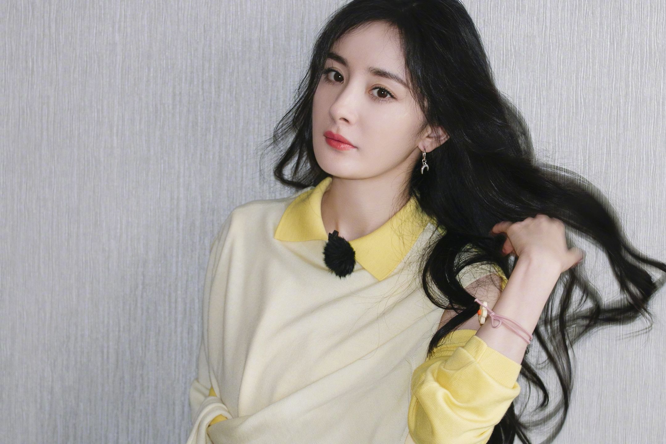 杨幂美图每周三中午12点密逃幂来了