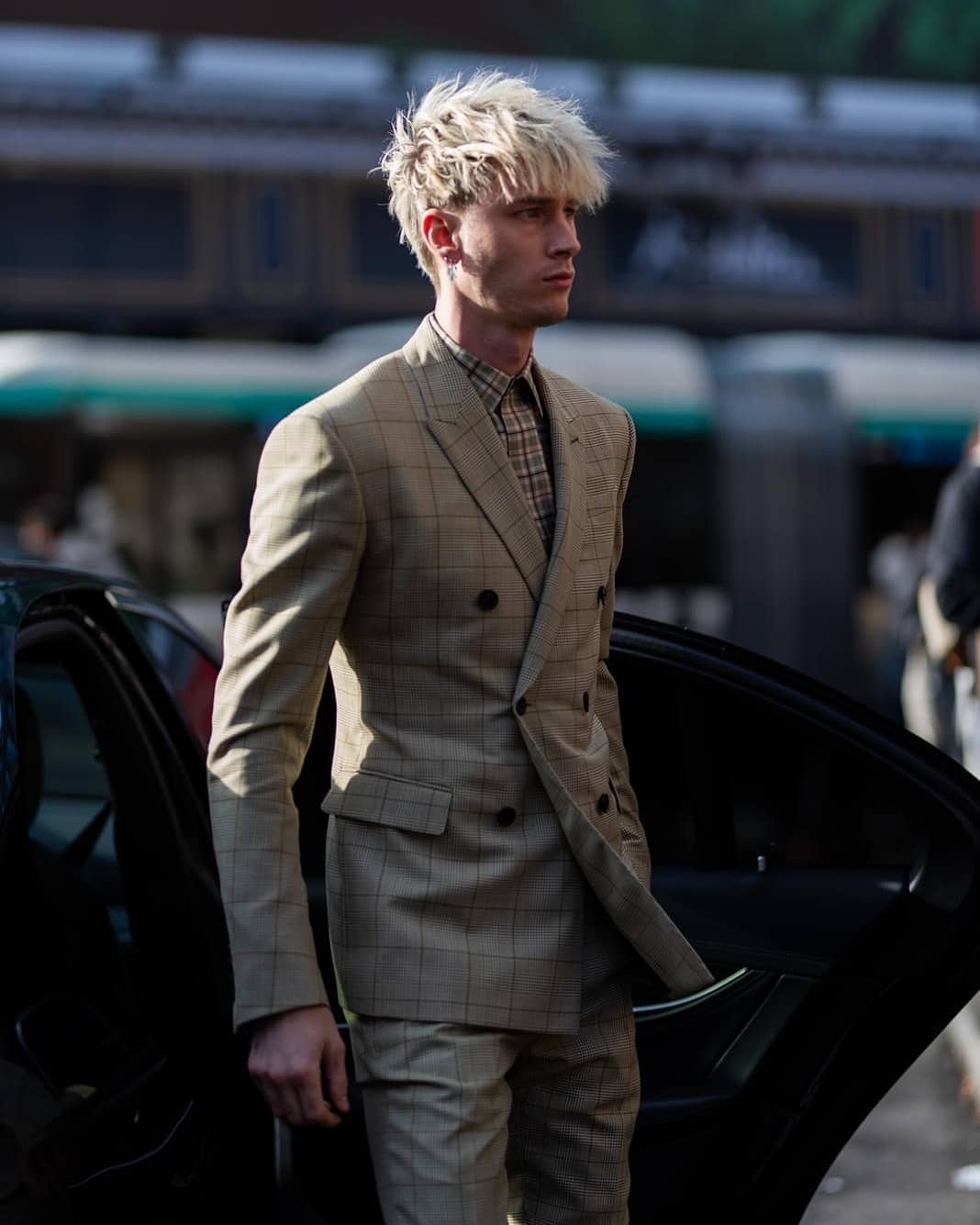 mgk现身巴黎时装周,颜值逆天,衣品爆表