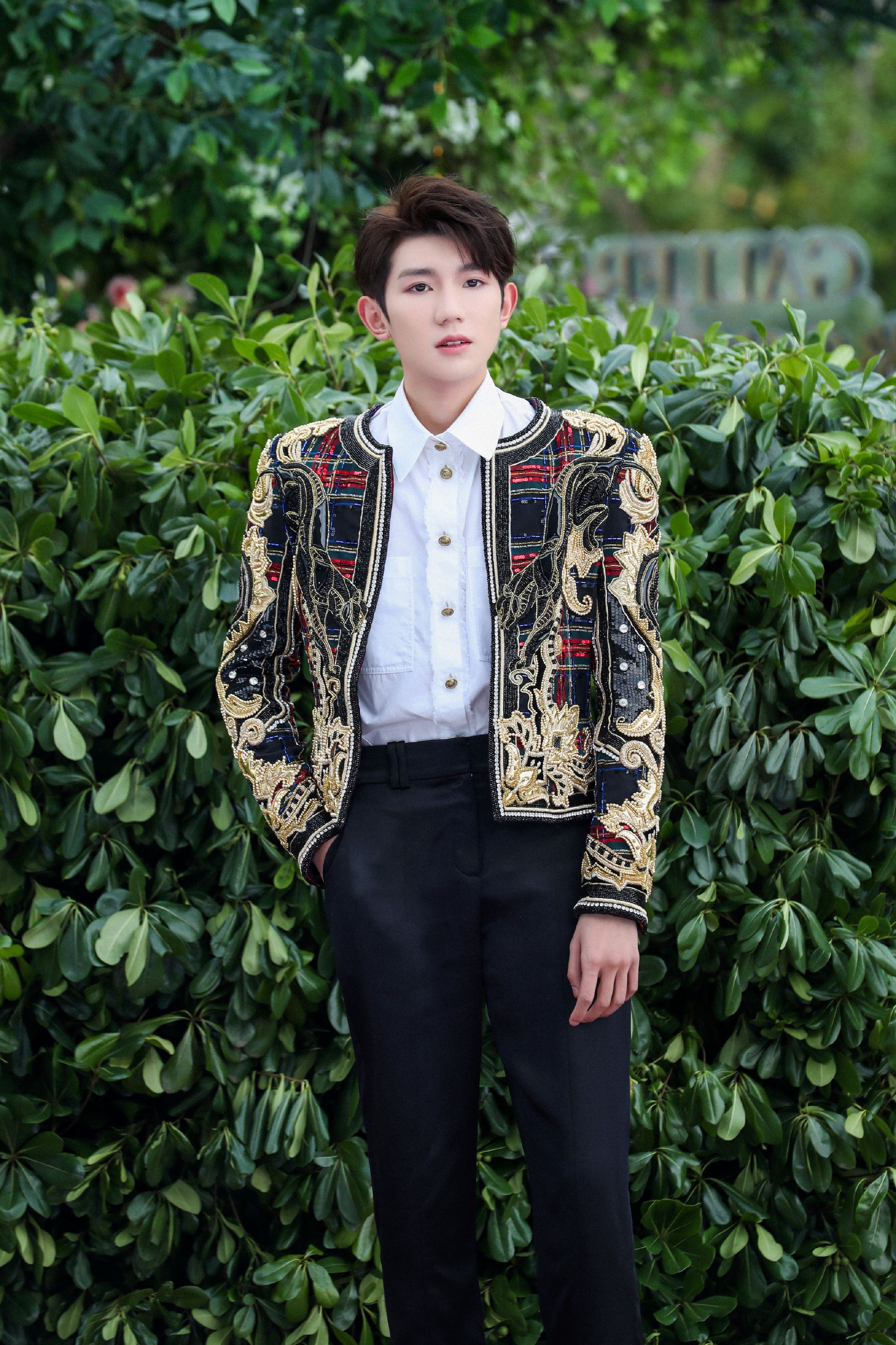 王源王源复古刺绣夹克