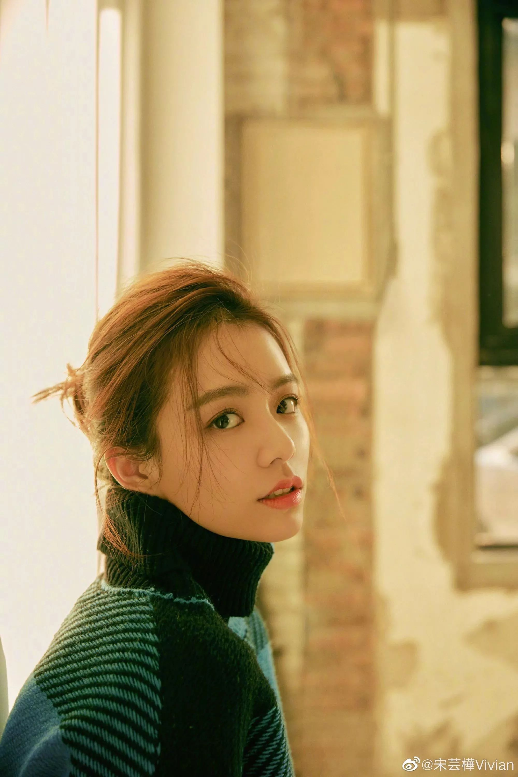 声音好听,长得可爱,知识渊博,演技很棒.爱你宋芸桦