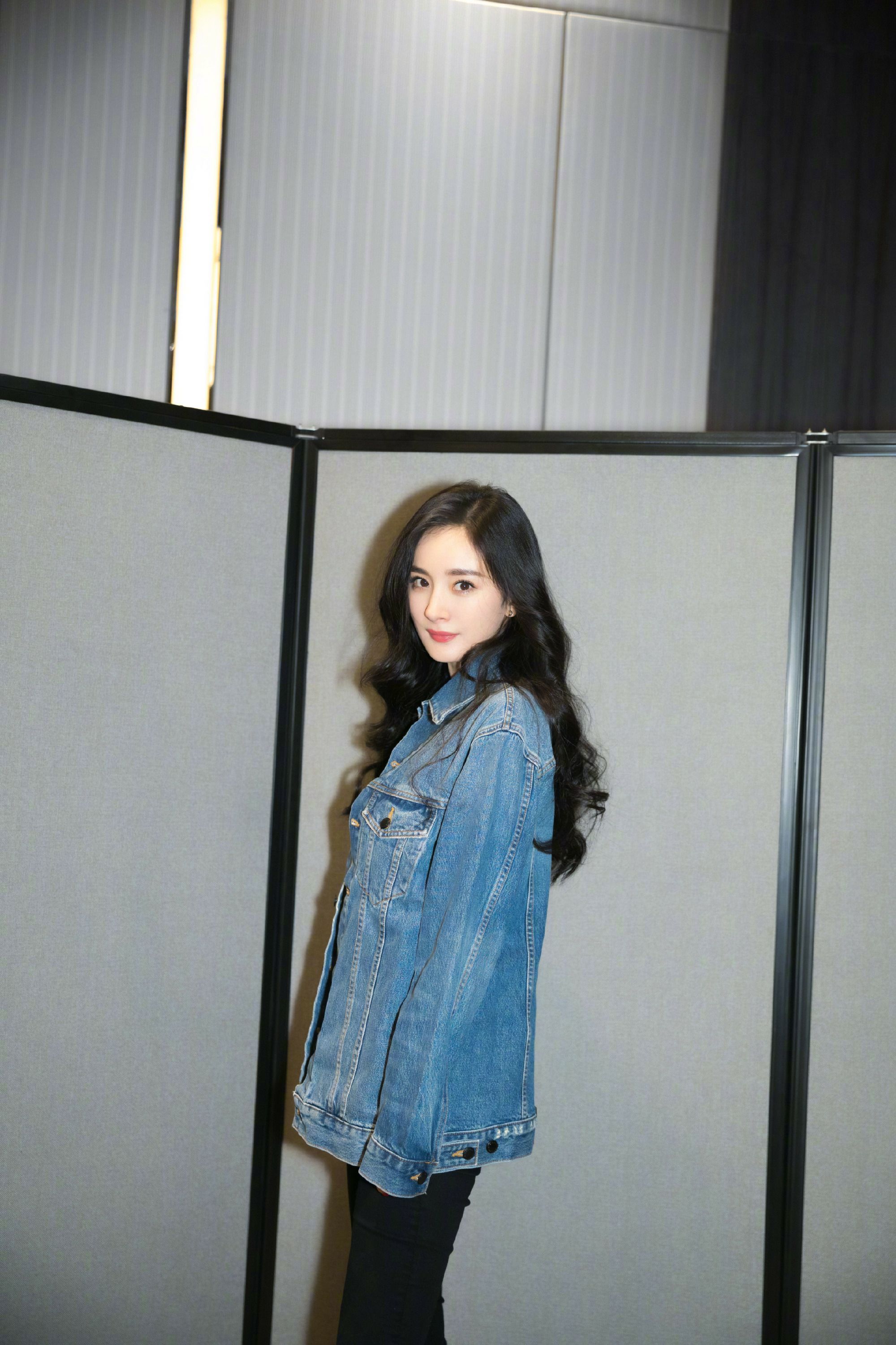 杨幂屠灵 刺杀小说家# #蜜蜂愿为杨幂撑起一片天# 图cr:杨幂工作室