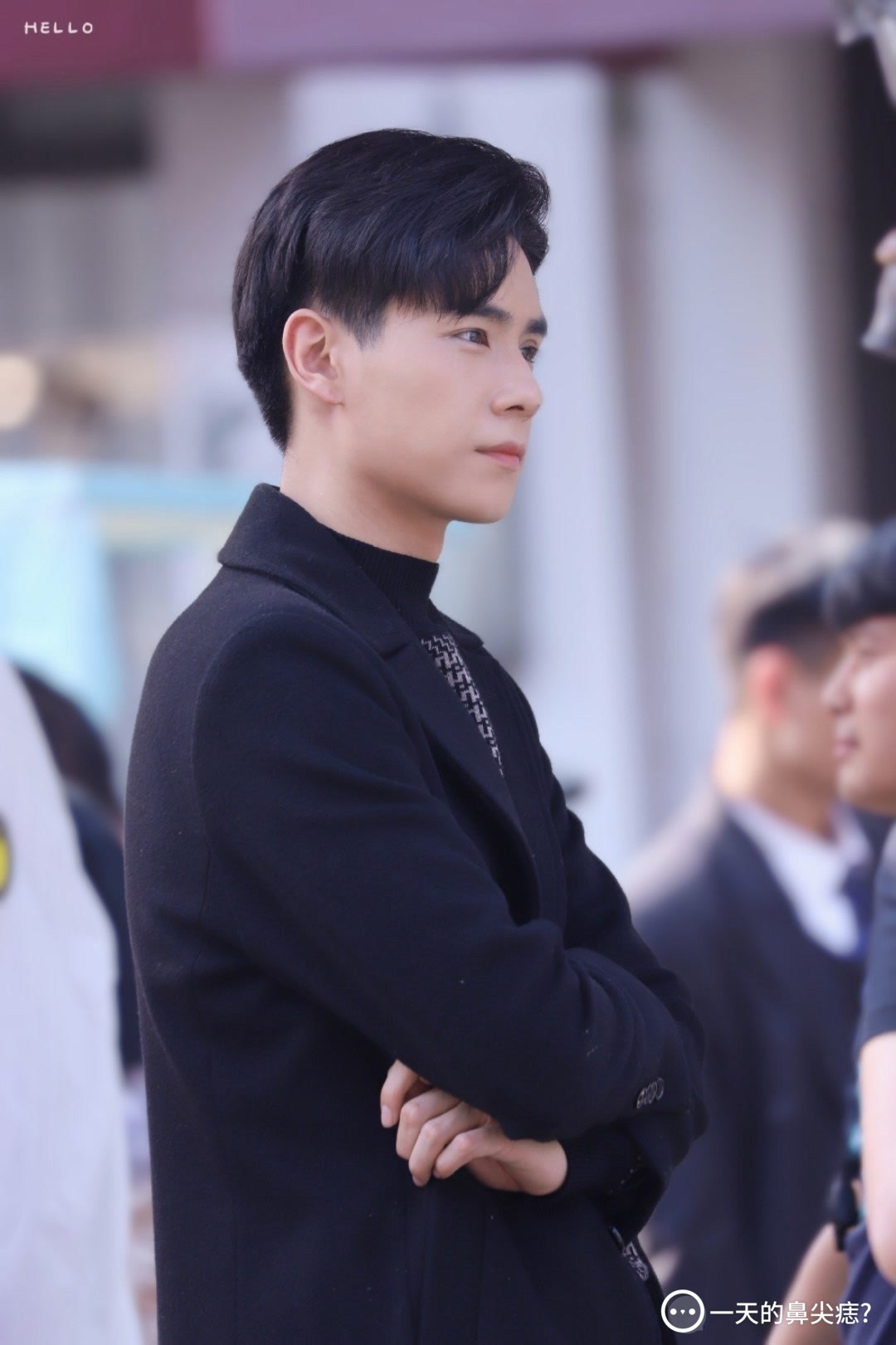 胡一天美图黑色风衣完美侧颜杀