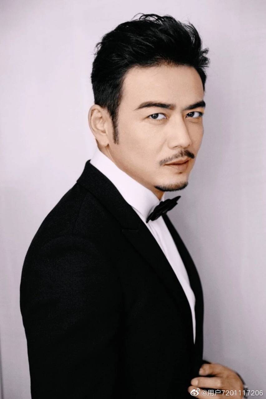 帅气长腿大叔的西装诱惑