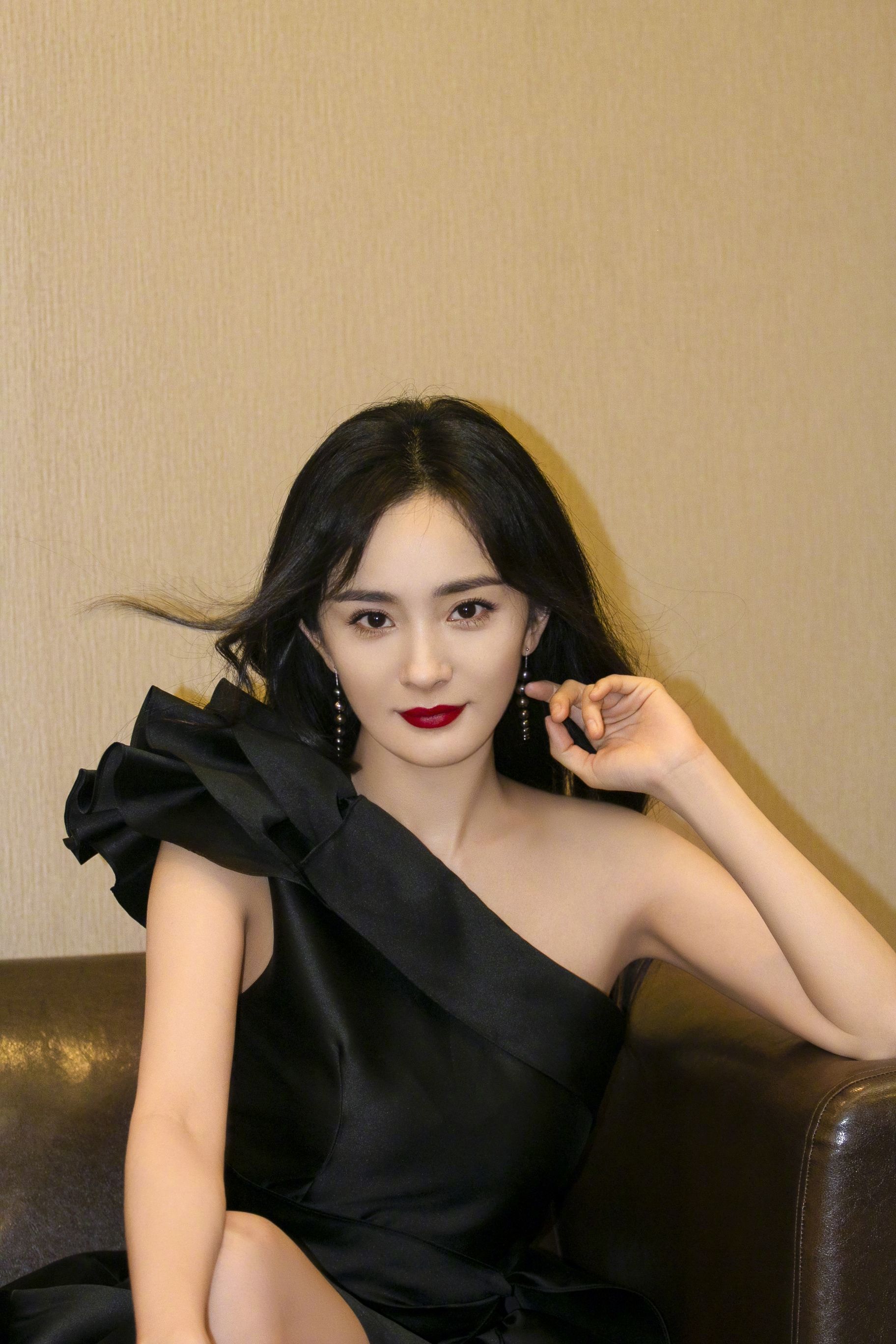 【杨幂】【美图】蜜蜂愿为杨幂撑起一片天
