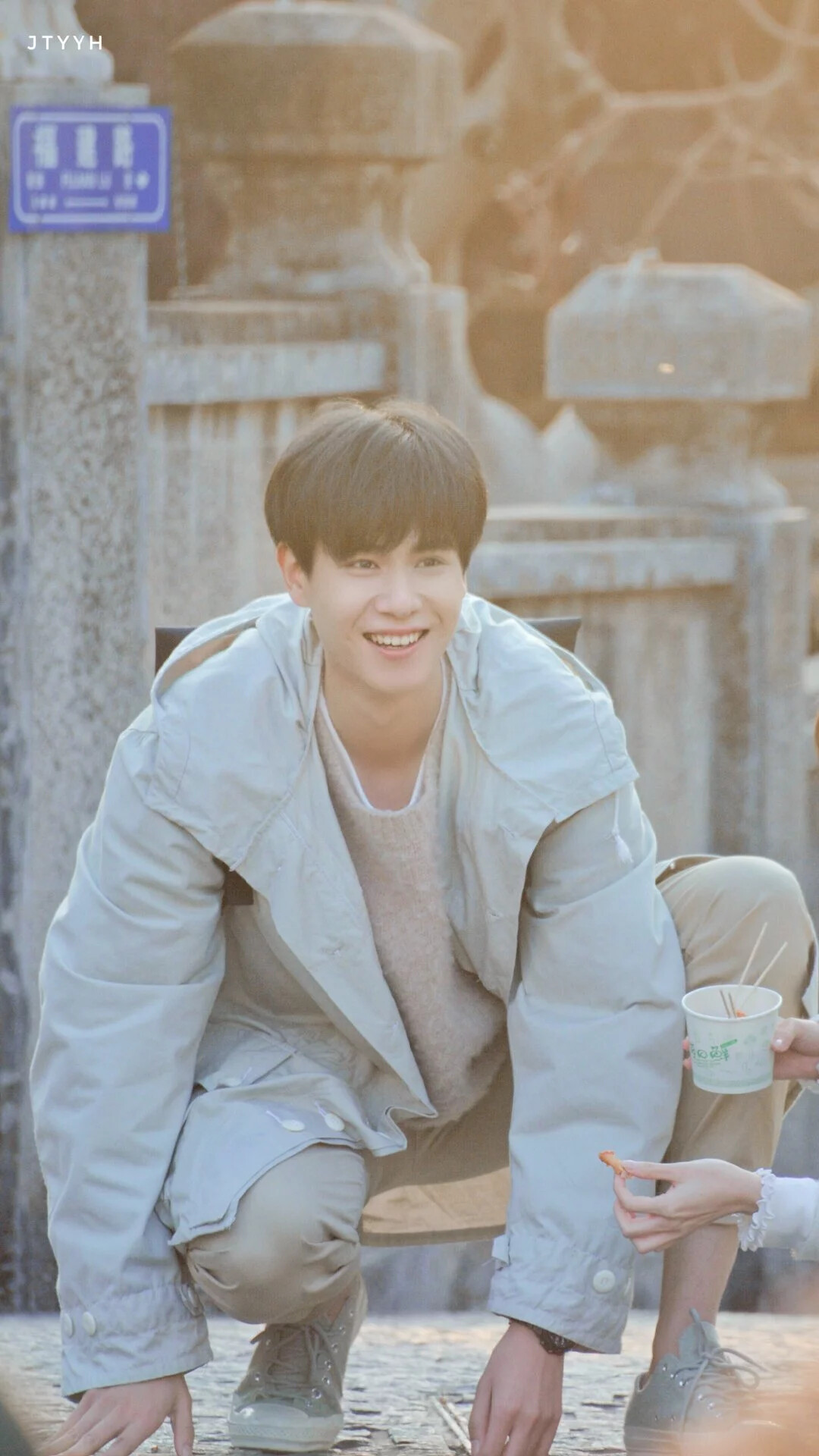 超治愈的笑容胡一天