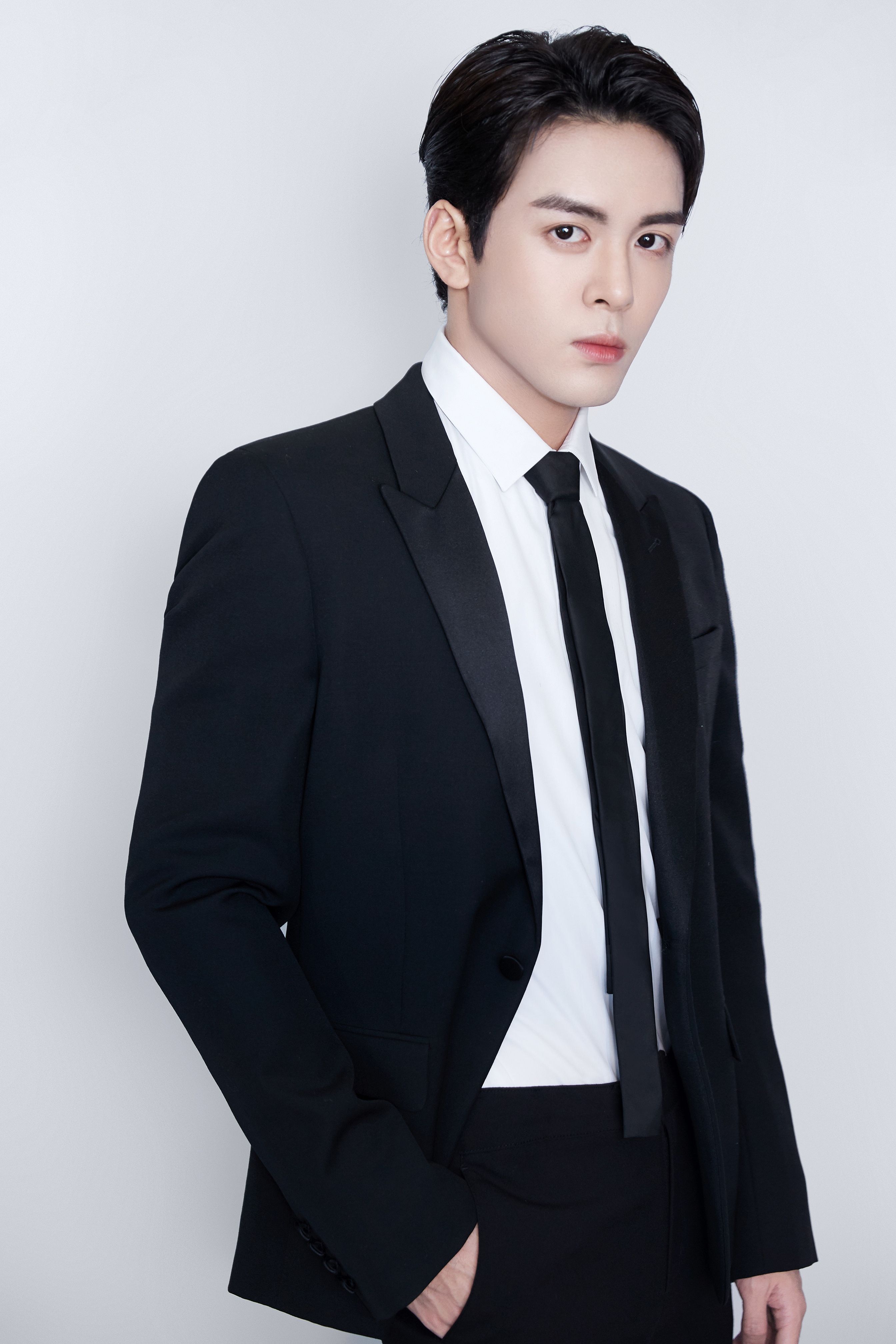 演员曾舜晞加入#星辰大海演员计划# 一袭简约干练的黑色西装